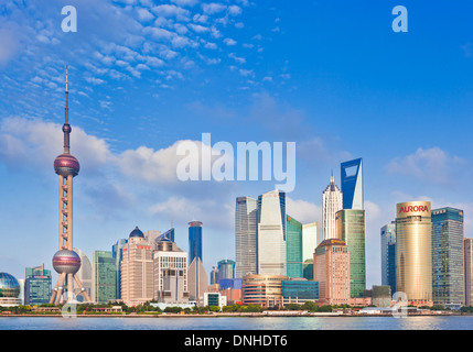 Shanghai skyline avec le World Financial Center et l'Oriental Pearl bâtiments le PRC de Pudong, République populaire de Chine, l'Asie