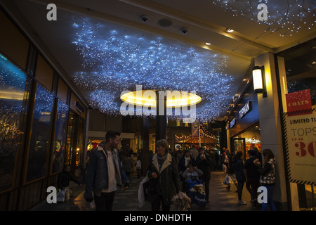 Décorations de Noël boutiques et shoppers à Liverpool, Merseyside, Royaume-Uni Un Banque D'Images