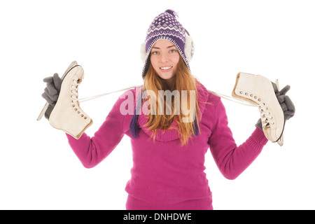 Jolie femme en rose avec des patins à glace isolé sur fond blanc Banque D'Images