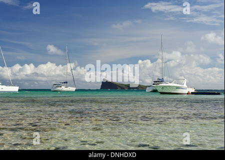 Vue panoramique de l'île coin de mire et des bateaux de pêche, l'île Maurice. Banque D'Images