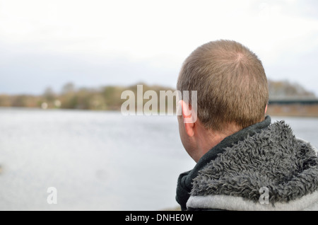 L'homme à veste en regardant la mer Banque D'Images