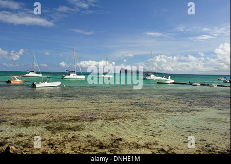 Vue panoramique de l'île coin de mire et des bateaux de pêche, l'île Maurice. Banque D'Images