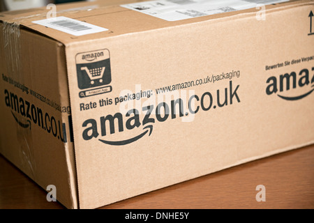 Gros plan sur Amazon box package livraison à domicile Internet en ligne Commande Angleterre Royaume-Uni Royaume-Uni Grande-Bretagne Banque D'Images