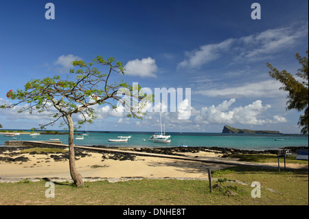 Vue panoramique de l'île coin de mire et des bateaux de pêche, l'île Maurice. Banque D'Images