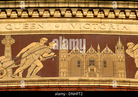 Londres, Angleterre, Royaume-Uni. Royal Albert Hall (1871) Frise mosaïque autour du haut de la salle. Maçons - Cathédrale de Peterborough Banque D'Images