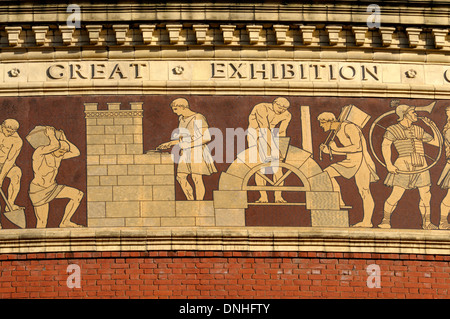 Londres, Angleterre, Royaume-Uni. Royal Albert Hall (1871) Frise mosaïque autour du haut de la salle. Les anciens Romains la construction d'un bâtiment Banque D'Images