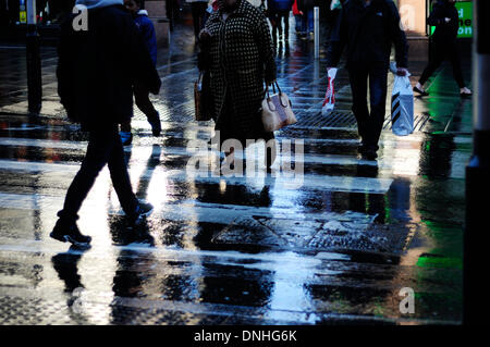 Nottingham, Royaume-Uni. Le 30 décembre 2013. De forts vents et de fortes pluies, pour conditions difficiles pour des clients dans la ville de Nottingham. Crédit : Ian Francis/Alamy Live News Banque D'Images