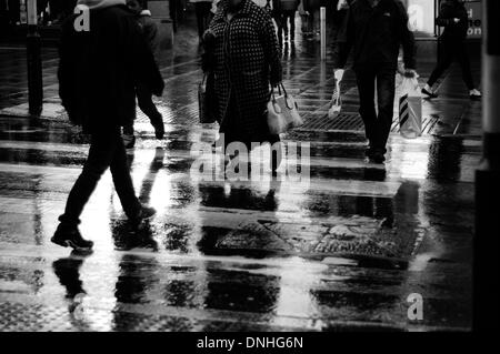 Nottingham, Royaume-Uni. Le 30 décembre 2013. De forts vents et de fortes pluies, pour conditions difficiles pour des clients dans la ville de Nottingham. Crédit : Ian Francis/Alamy Live News Banque D'Images