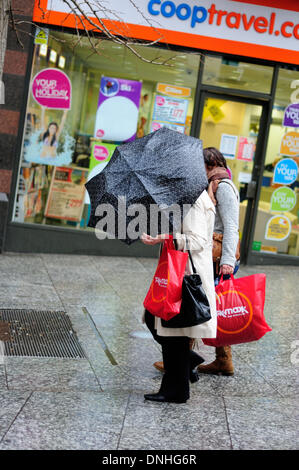 Nottingham, Royaume-Uni. Le 30 décembre 2013. De forts vents et de fortes pluies, pour conditions difficiles pour des clients dans la ville de Nottingham. Crédit : Ian Francis/Alamy Live News Banque D'Images