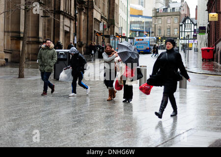 Nottingham, Royaume-Uni. Le 30 décembre 2013. De forts vents et de fortes pluies, pour conditions difficiles pour des clients dans la ville de Nottingham. Crédit : Ian Francis/Alamy Live News Banque D'Images