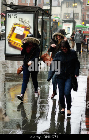 Nottingham, Royaume-Uni. Le 30 décembre 2013. De forts vents et de fortes pluies, pour conditions difficiles pour des clients dans la ville de Nottingham. Crédit : Ian Francis/Alamy Live News Banque D'Images