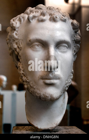 Jeune homme aux cheveux bouclés courts et à la barbe taillée, datant du milieu du IIIe siècle de notre ère pendant la période de crise impériale (vers 250 de notre ère), Banque D'Images