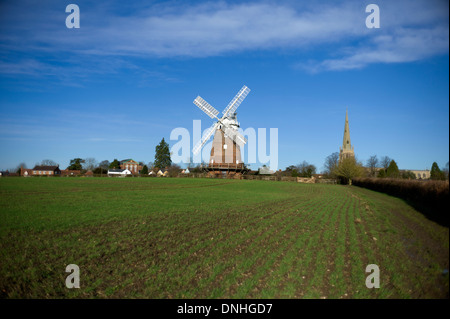 Thaxted Moulin et l'Église, dans l'Essex, en Angleterre. 16 octobre 2013 vu ici : John Webb's Moulin, connu sous le nom de Thaxted Moulin Banque D'Images