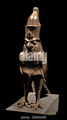 La figure culte du dieu Horus comme un faucon portant une couronne double 300 - 200 av. J.-C. Égypte Egyptian Banque D'Images