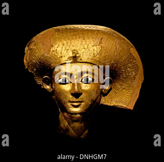 Ancien masque funéraire égyptien en cartonnage doré de Tuya du Tombeau de Yuya et Tuya, chef-d'œuvre de la XVIIIe dynastie du Nouvel Empire exposé au Caire E Banque D'Images