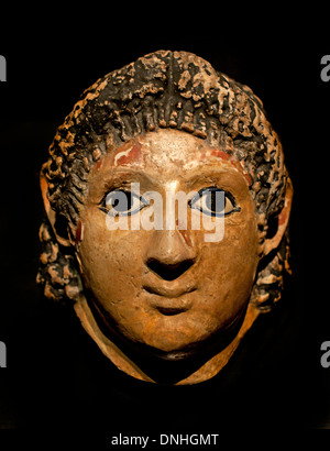 Masque de momie d'une jeune femme avec des yeux de verre marqueté époque Romaine 100 Masque égyptien Egypte AD Banque D'Images