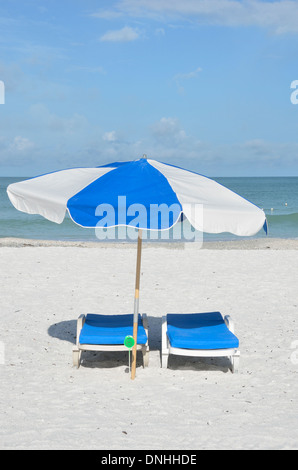 Chaises de plage et parasol sur Marco Island Banque D'Images