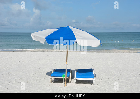 Chaises de plage et parasol sur Marco Island Banque D'Images