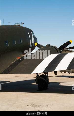 USAAF Douglas C 47 Dakota dans le cadre authentique de la guerre mondiale 2 jours de couleur d'invasion Banque D'Images