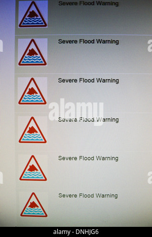 Des inondations graves avertissements figurant sur le site web de l'Agence de l'environnement au moment de la marée au Royaume-Uni, en 2013. Banque D'Images