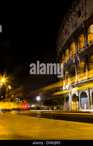 La nuit, l'amphithéâtre du Colisée, Rome, Province de Rome, Latium, Italie Banque D'Images