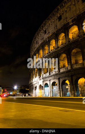 La nuit, l'amphithéâtre du Colisée, Rome, Province de Rome, Latium, Italie Banque D'Images