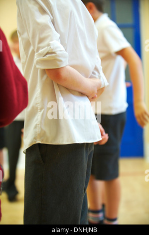 Deux garçons se tenir dans une école à l'école primaire à l'assemblée générale Banque D'Images