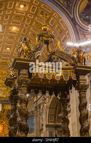 Les intérieurs de l'église, la Basilique St Pierre, la Place Saint Pierre, Vatican, Rome, Province de Rome, Latium, Italie Banque D'Images