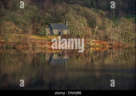 La structure gothique de l'église de Trossachs, situé sur le nord de rives du Loch Achray en Ecosse. Banque D'Images