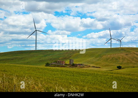 Éoliennes sur une colline, Vallata, Avellino Campania, Italie Banque D'Images