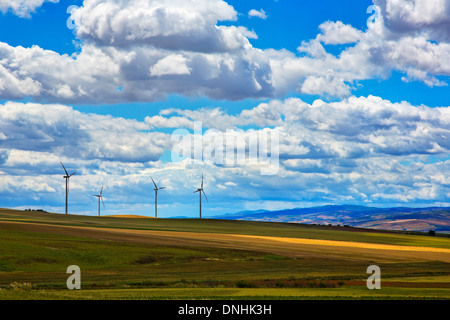 Éoliennes sur une colline, Vallata, Avellino Campania, Italie Banque D'Images