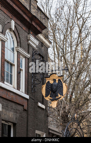 Trumans Brewery black eagle logo sur sign - Brick Lane, East London, UK Banque D'Images