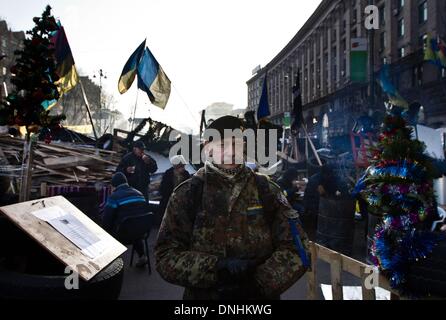 Kiev, Ukraine. Dec 29, 2013. Homme en uniforme de l'armée patrouille l'Euromaidan camp.Photo : Sergii Kharchenko/NurPhoto NurPhoto © Sergii Kharchenko//ZUMAPRESS.com/Alamy Live News Banque D'Images