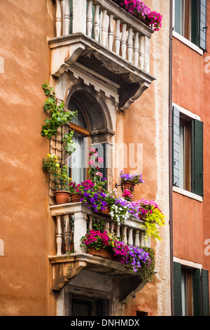 Portrait d'un balcon d'immeuble résidentiel, Venise, Vénétie, Italie