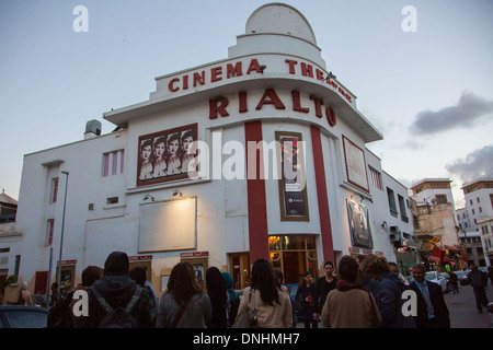 UIDED GUIDÉE DE LA VILLE POUR LES ÉTUDIANTS PARTICIPANT À LA TROISIÈME ÉDITION ANNUELLE DU CONCOURS ERGAPOLIS QUI CONSISTE À RÉAMÉNAGER L'ANCIEN ABATTOIR EN VUE VERS LE DÉVELOPPEMENT DURABLE, LE CINÉMA RIALTO, MOHAMED EL QORRI STREET, Casablanca, MOROCC Banque D'Images