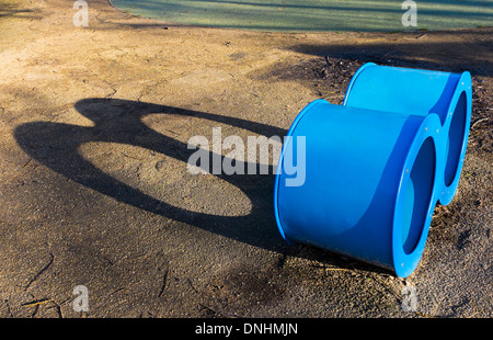 Une grande piscine à débordement en forme de symbole de l'appareil d'escalade pour les enfants. Se trouve dans un parc de jeu - près de Green's Moulin, Sneinton, Angleterre Banque D'Images