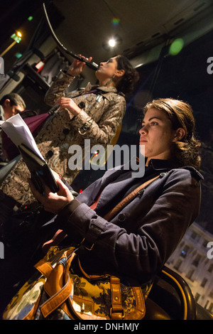 ESTELLE FORGET ET BOUDOUR MOUNANE, organisateurs d'ERGAPOLIS, VISITE GUIDÉE DE LA VILLE DANS UN BUS POUR LES ÉTUDIANTS PARTICIPANT À LA 3E ÉDITION ANNUELLE DU CONCOURS ERGAPOLIS, Casablanca, Maroc, Afrique Banque D'Images