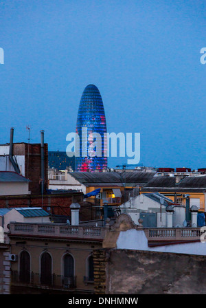 Dans une ville, la tour Torre Agbar, Barcelone, Catalogne, Espagne Banque D'Images