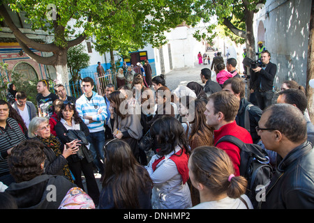 Visite guidée DE LA VILLE DANS UN BUS POUR LES ÉTUDIANTS PARTICIPANT À LA TROISIÈME ÉDITION ANNUELLE DU CONCOURS ERGAPOLIS QUI CONSISTE À RÉAMÉNAGER L'ANCIEN ABATTOIR EN VUE D'UN DÉVELOPPEMENT DURABLE, Casablanca, Maroc, Afrique Banque D'Images