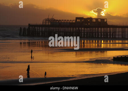 Hastings, Royaume-Uni. Dec 30, 2013. Période de silence entre les tempêtes comme soleil se couche derrière les nuages de pluie à Hastings Pier sur la côte du Sussex de l'Est. La récente tempête a provoqué des inondations dans toute la Grande-Bretagne. Crédit : David Burr/Alamy Live News Banque D'Images