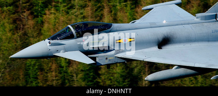 Raf typhoon jet faible niveau dans le nord du Pays de Galles boucle mach Banque D'Images