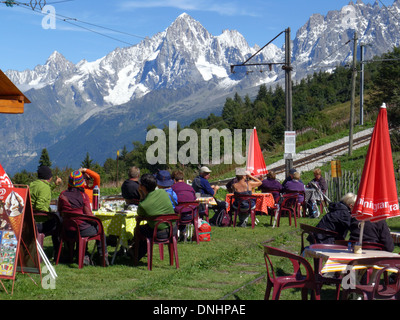 Les gens assis à des tables à Bellevue près de Chamonix dans les Alpes Françaises Banque D'Images