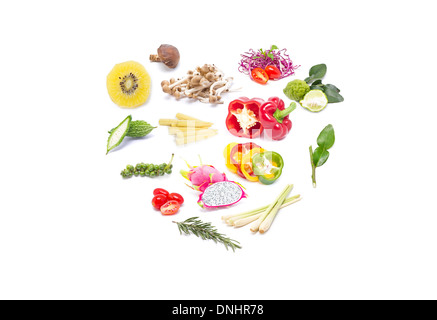 Haut en couleur, fruits et légumes en forme de coeur isolé sur blanc. Banque D'Images