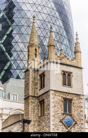 Le Gherkin reflétant l'église St Andrew Undershaft, St Mary Axe et Leadenhall Street, City of London, EC3, UK Banque D'Images