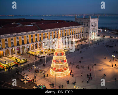 Arbre de Noël dans la Praça do Comercio vu du haut de la Rua Augusta arch, le centre-ville de Lisbonne Banque D'Images