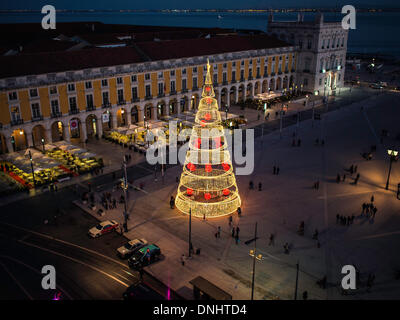 Arbre de Noël dans la Praça do Comercio vu du haut de la Rua Augusta arch, le centre-ville de Lisbonne Banque D'Images