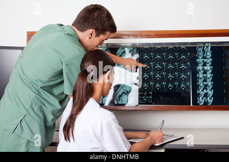 Les examens médicaux des techniciens travaillant à la clinique Banque D'Images