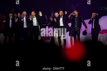 Hong Kong, Chine. 31 Dec, 2013. Pop stars effectuer lors d'un concert commémorant le 10e anniversaire de la mort d'Anita Mui à Hong Kong, Chine du Sud, 30 décembre 2013. © Lui Siu Wai/Xinhua/Alamy Live News Banque D'Images