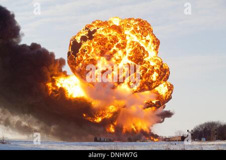 Casselton ont, Dakota du Nord, USA. Dec 30, 2013. Une énorme boule de feu de l'explosion d'une voiture de train s'élève dans l'air juste à l'ouest de Casselton ont. Le train de marchandises transportait 110 voitures et est allé sur les voies à l'ouest de Casselton ont et a été frappé par un deuxième train. Il n'y avait pas de rapports de blessures causées par l'accident. Crédit : Dave Arntson/ZUMAPRESS.com/Alamy Live News Banque D'Images