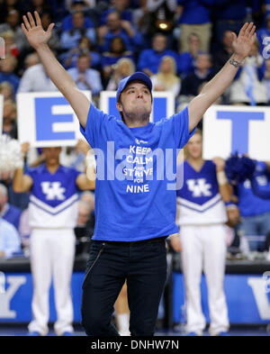 Lexington, Kentucky, USA. 28 Dec, 2013. La faim Jeux star Josh Hutcherson était sortit à la mi cour pour former le ''Y'' du Kentucky comme # 18 # 6 défait Kentucky Louisville 73-66 le samedi 28 décembre 2013 à Lexington, KY. Photos de Mark Cornelison | Lexington Herald-Leader © Personnel/ZUMAPRESS.com/Alamy Live News Banque D'Images